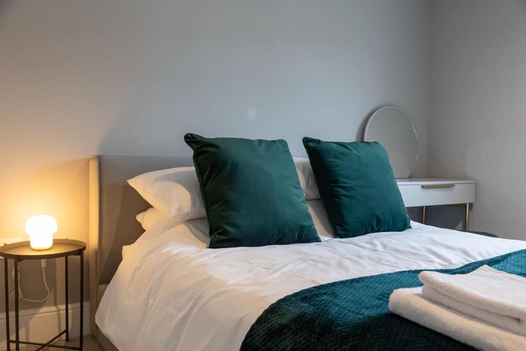 Hereford - Clifton Villa - Beautifully Presented House Located A Short Walk From City Centre - Sleeps 6 Guests - Perfect For Exploring Hereford - Hosted By Rentmyhouse Bagian luar foto